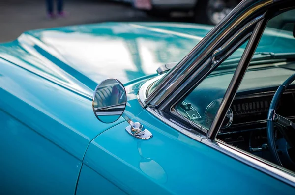 Křídlo zrcadlo modré klasické auto. Stock Obrázky