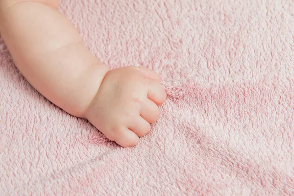 Dětská ruka na růžové plenka — Stock fotografie