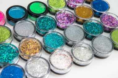 Beyaz arka plan üzerinde izole kümesi kavanoz, köpüklü pırıltılar seçici odak,