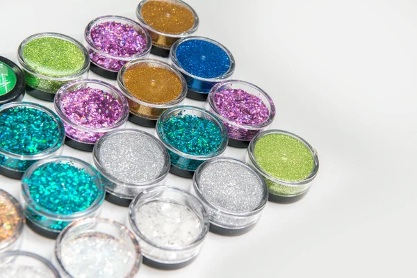 Beyaz arka plan üzerinde izole kümesi kavanoz, köpüklü pırıltılar seçici odak,