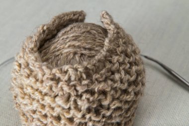 Örgü, iplik iğne ile bej renkli topları örnek