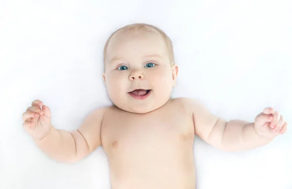 Sonriente niño acostado en el ser — Foto de Stock