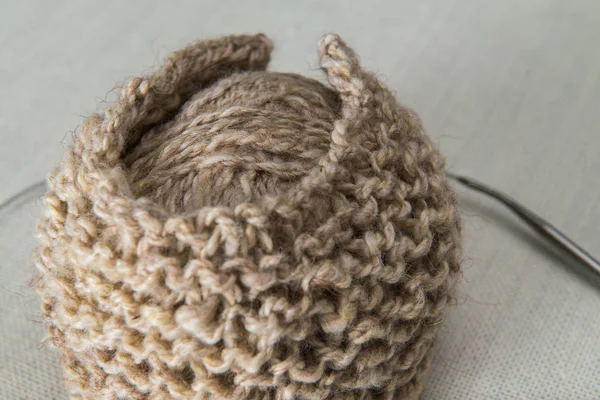 Exemple tricot, boules de fil beige avec aiguilles — Photo