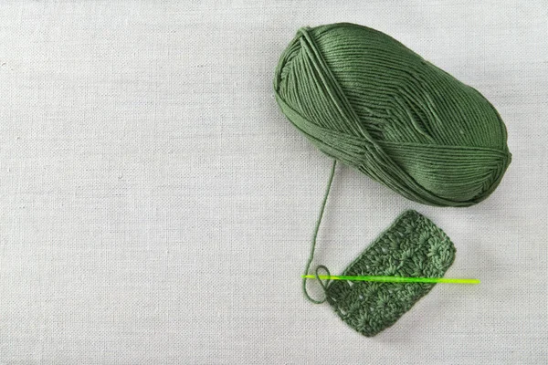 Beispiel Stricken, grünes Garn mit Häkeln — Stockfoto