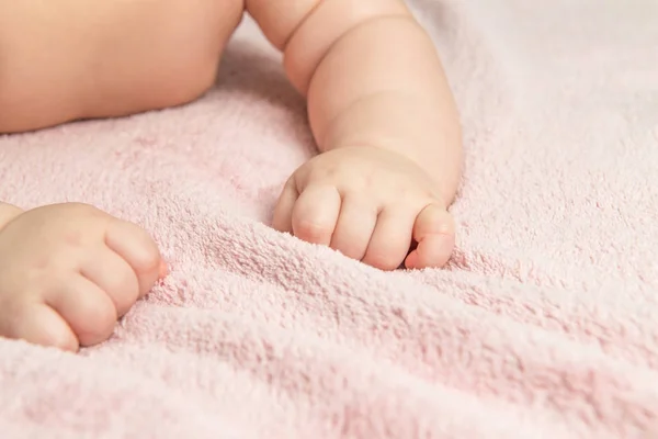 Ruce dítěte na růžové plenka — Stock fotografie