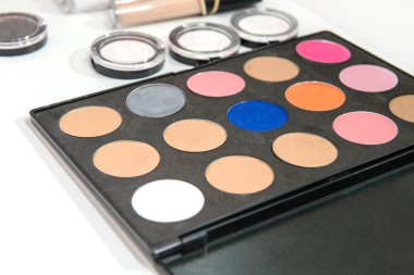 Palet göz farı yalanlar üzerine beyaz masa, doğal renkler, bej, mavi, pembe, turuncu