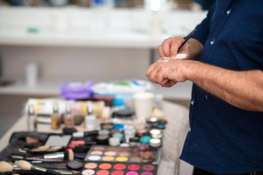 Bir erkek güzellik uzmanı veya makyaj artis parmak portre