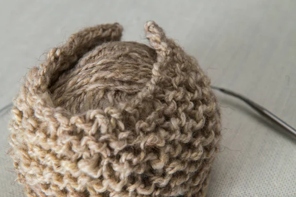 Örgü, iplik iğne ile bej renkli topları örnek