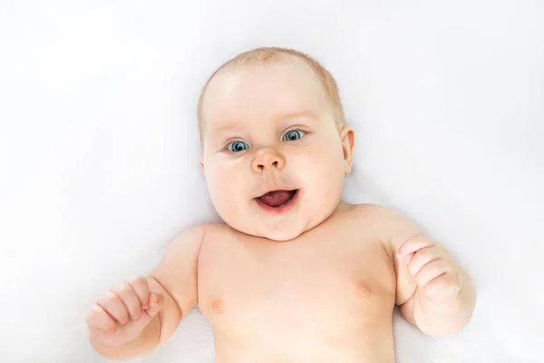 gülümseyen çocuk yatakta yatıyordu