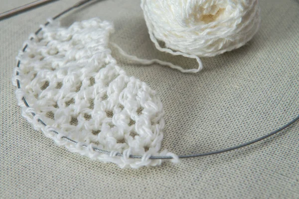 Örgü, iplik iğne ile beyaz topları örnek