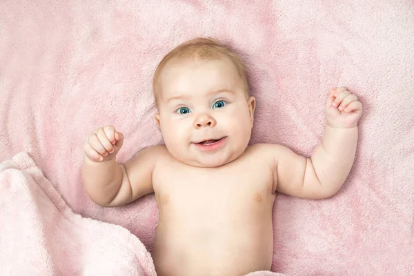 gülümseyen çocuk yatakta yatıyordu