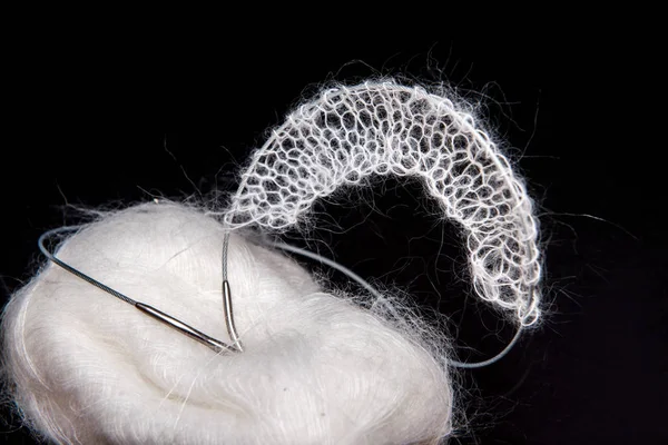 topları beyaz iplik siyah izole arka plan ve örgü iğneleri yakın Tarih