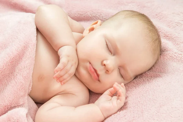 Malé Dítě Spí Posteli Pod Dekou Růžové — Stock fotografie