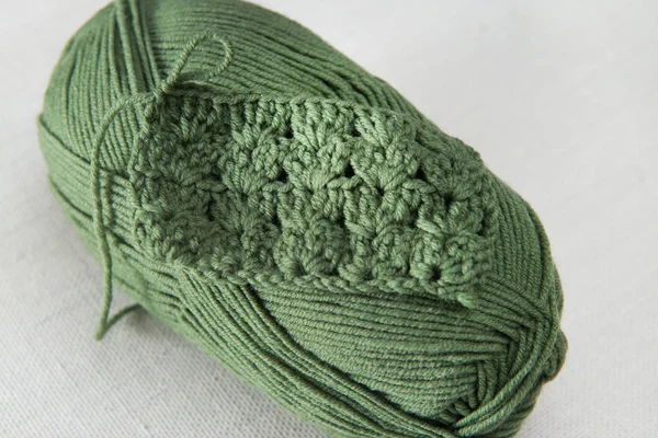 Exemplo Tricô Fio Verde Com Crochê Fundo Bege — Fotografia de Stock