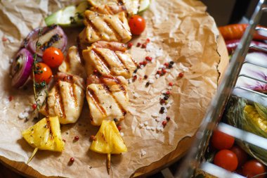 tavuk şiş ananas ve sebze ile