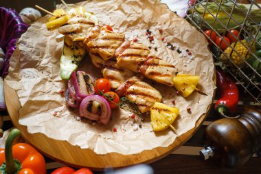 tavuk şiş ananas ve sebze ile