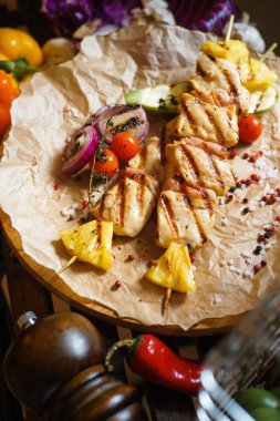 tavuk şiş ananas ve sebze ile