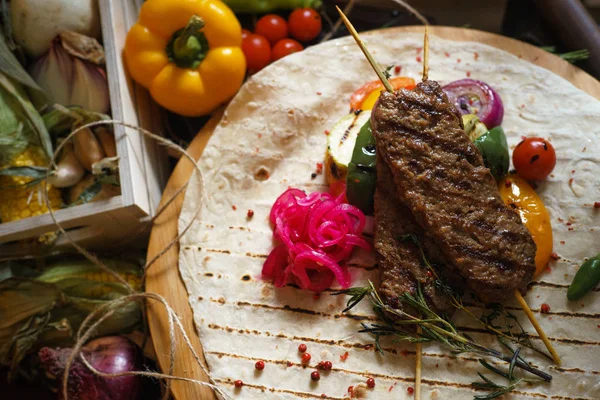 bir ahşap şiş üzerinde et şiş