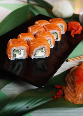 suşi somon ve krem peynir ile