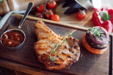 ahşap bir tahta üzerinde sos ile göğüs eti