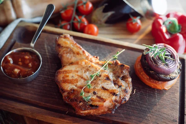 ahşap bir tahta üzerinde sos ile göğüs eti