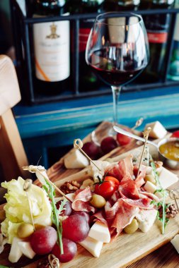 aperatifler için şarap: peynir, üzüm ve pastırma.