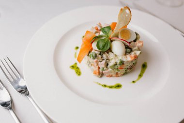 sığır dili tarafından dekore edilmiş ve dereotu ile serpilir olivie bir kısmını