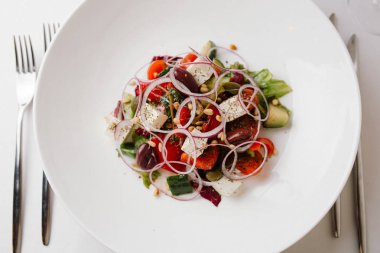 Beyaz tabakta Yunan salatası