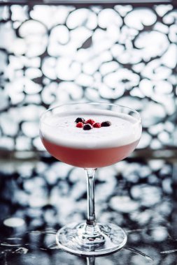 Kızılcık bir kokteyl cam kokteyl