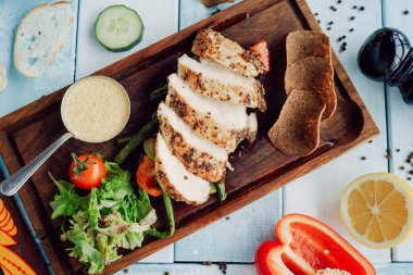 Hindi fileto sebze ve peynir sos ile