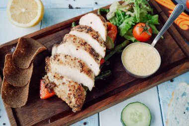 Hindi fileto sebze ve peynir sos ile