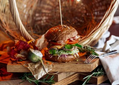 Sığır eti, domuz pastırması, sebze ile büyük burger