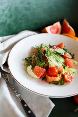 Greyfurt ve somon sebze salatası