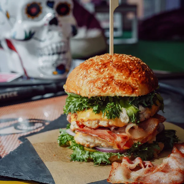 Fresco gustoso hamburger di chiken e pancetta con rosso , — Foto Stock