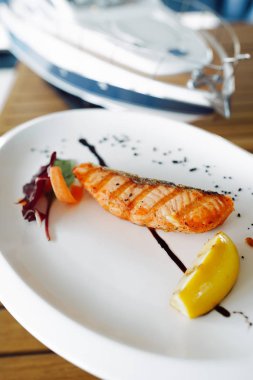 Beyaz tabakta lezzetli ızgara kırmızı balık