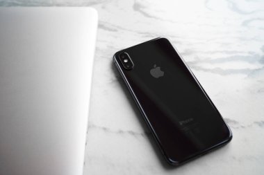iPhone 10 siyah ve macbook pro