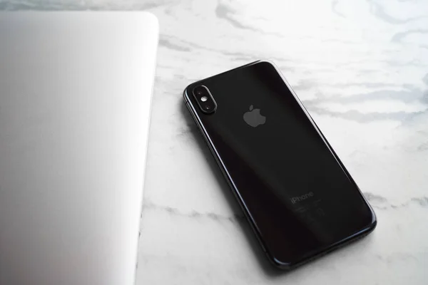 Černá iPhone 10 a macbook pro — Stock fotografie