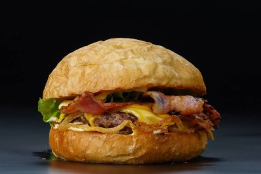 Siyah arkaplanda burger yakın plan
