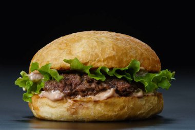 Siyah arkaplanda burger yakın plan