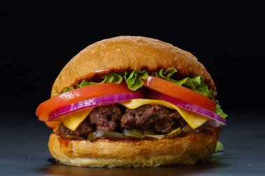 Siyah arkaplanda burger yakın plan