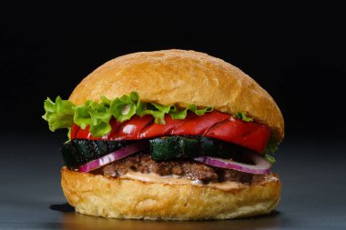 Siyah arkaplanda burger yakın plan