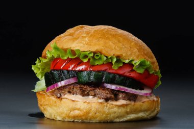 Siyah arkaplanda burger yakın plan