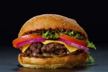 Siyah arkaplanda burger yakın plan