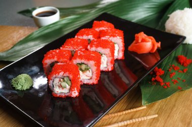 Çubuklu bir tabakta yuvarlanıyor