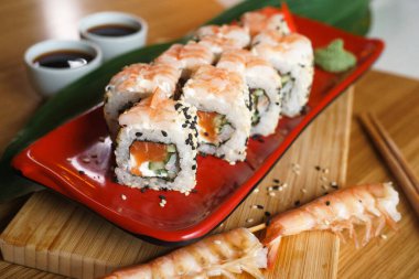 Çubuklu bir tabakta yuvarlanıyor