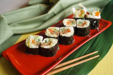 Çubuklu bir tabakta yuvarlanıyor