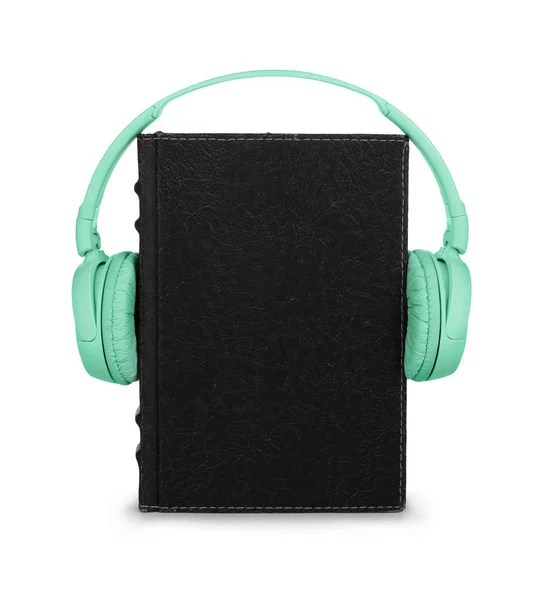 Concepto de audiolibro. Libro con auriculares aislados en blanco backgr —  Fotos de Stock