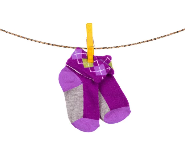 Chaussettes bébé accrochées à une corde à linge — Photo