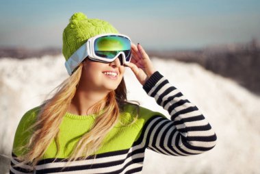 Maskeli snowboard mutlu kız