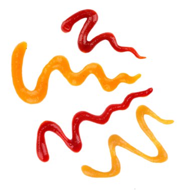 Beyaz arka plan üzerinde ayarla ketçap ve sos satırının yakın çekim 